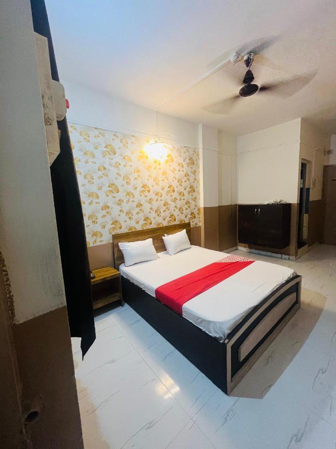 Hotel Royal Lodging Phursungi Esterno foto