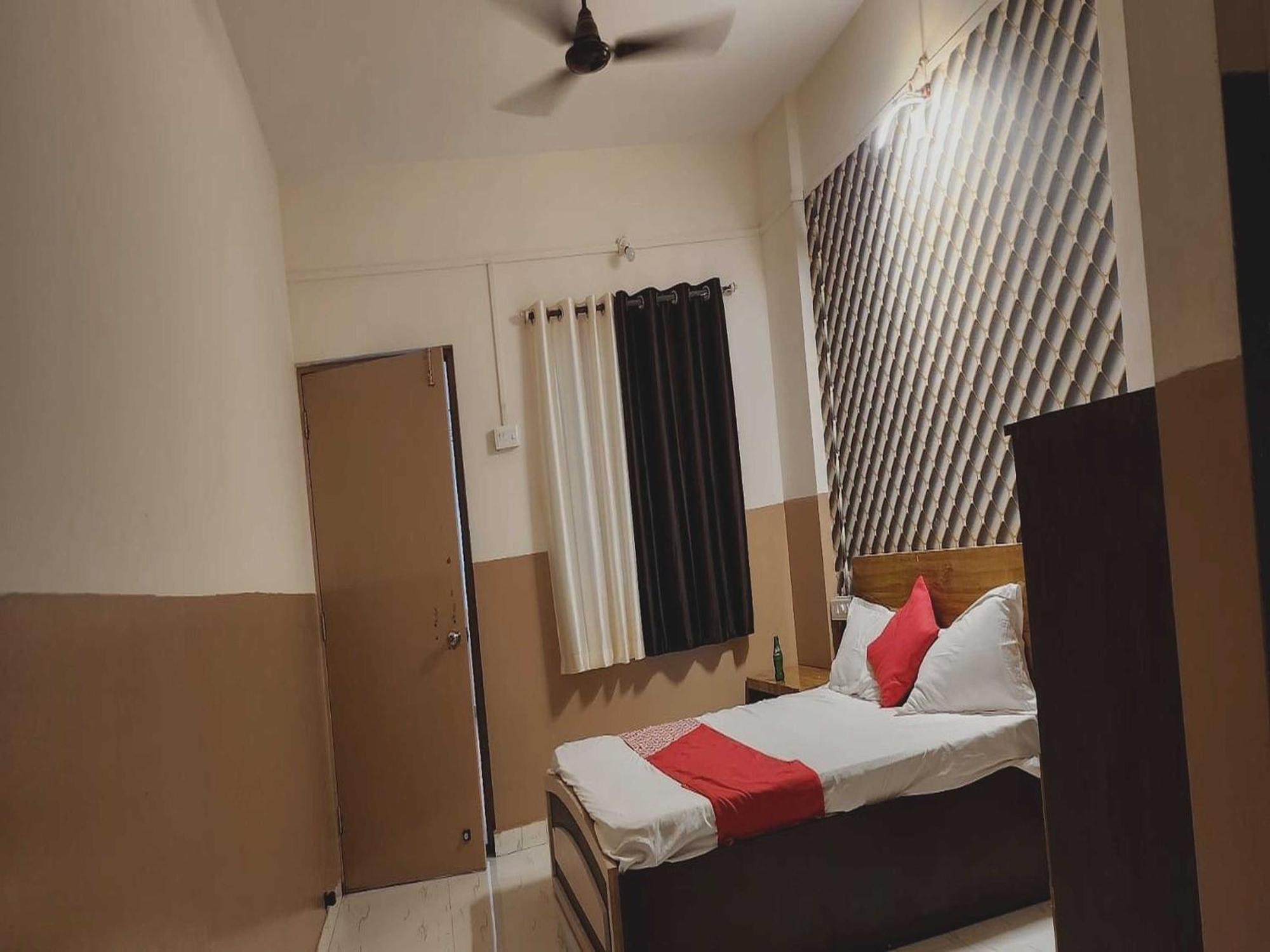 Hotel Royal Lodging Phursungi Esterno foto