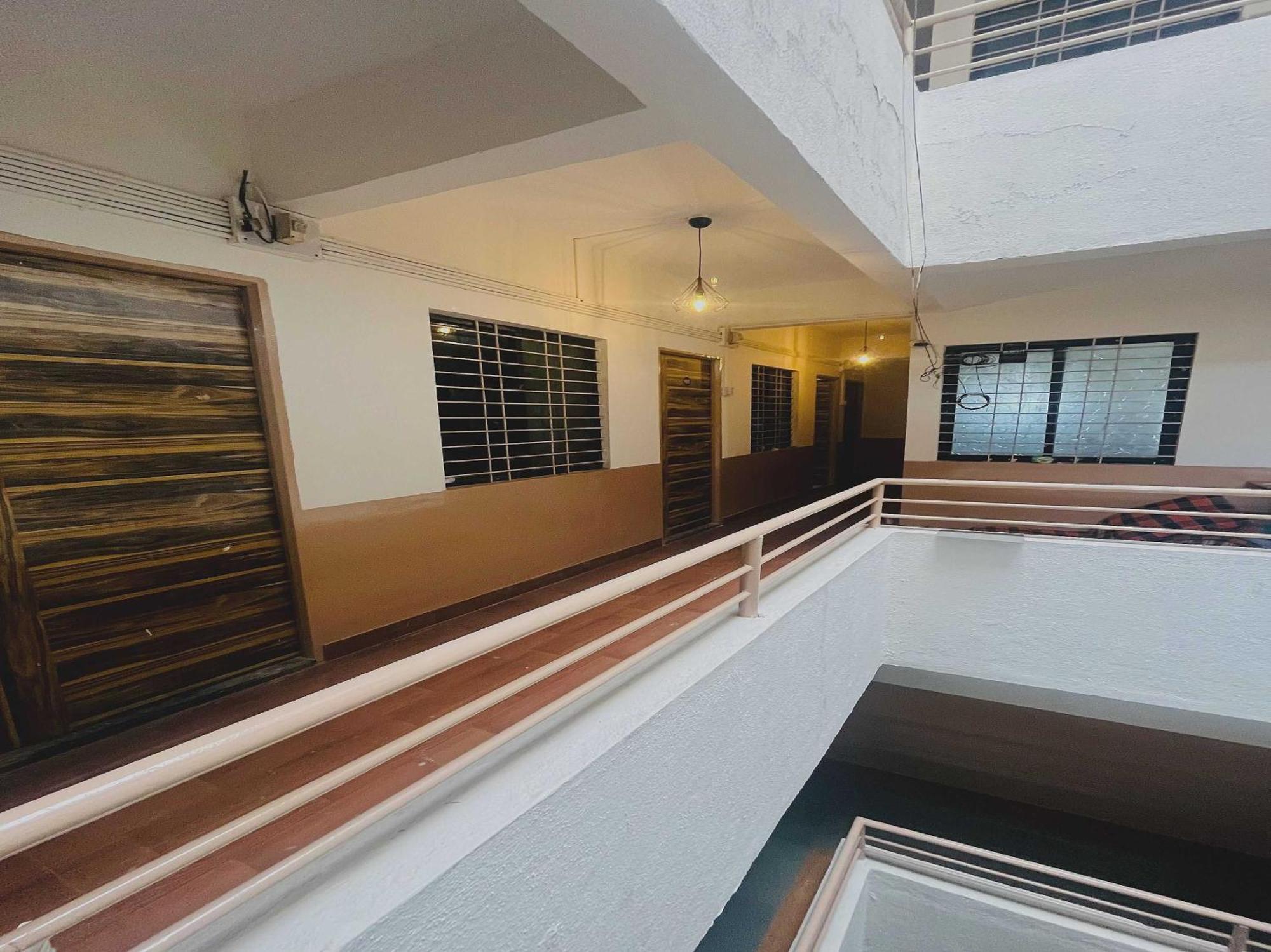 Hotel Royal Lodging Phursungi Esterno foto