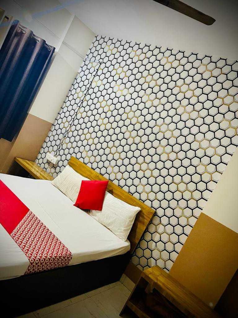 Hotel Royal Lodging Phursungi Esterno foto
