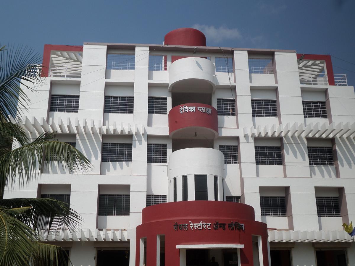 Hotel Royal Lodging Phursungi Esterno foto