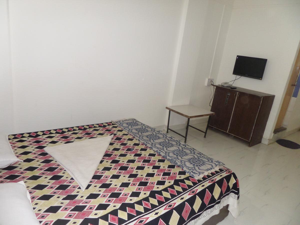 Hotel Royal Lodging Phursungi Esterno foto