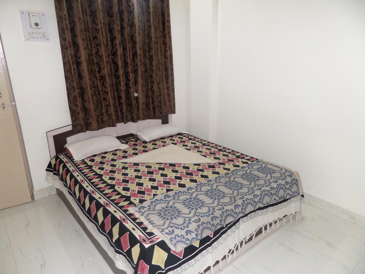Hotel Royal Lodging Phursungi Esterno foto