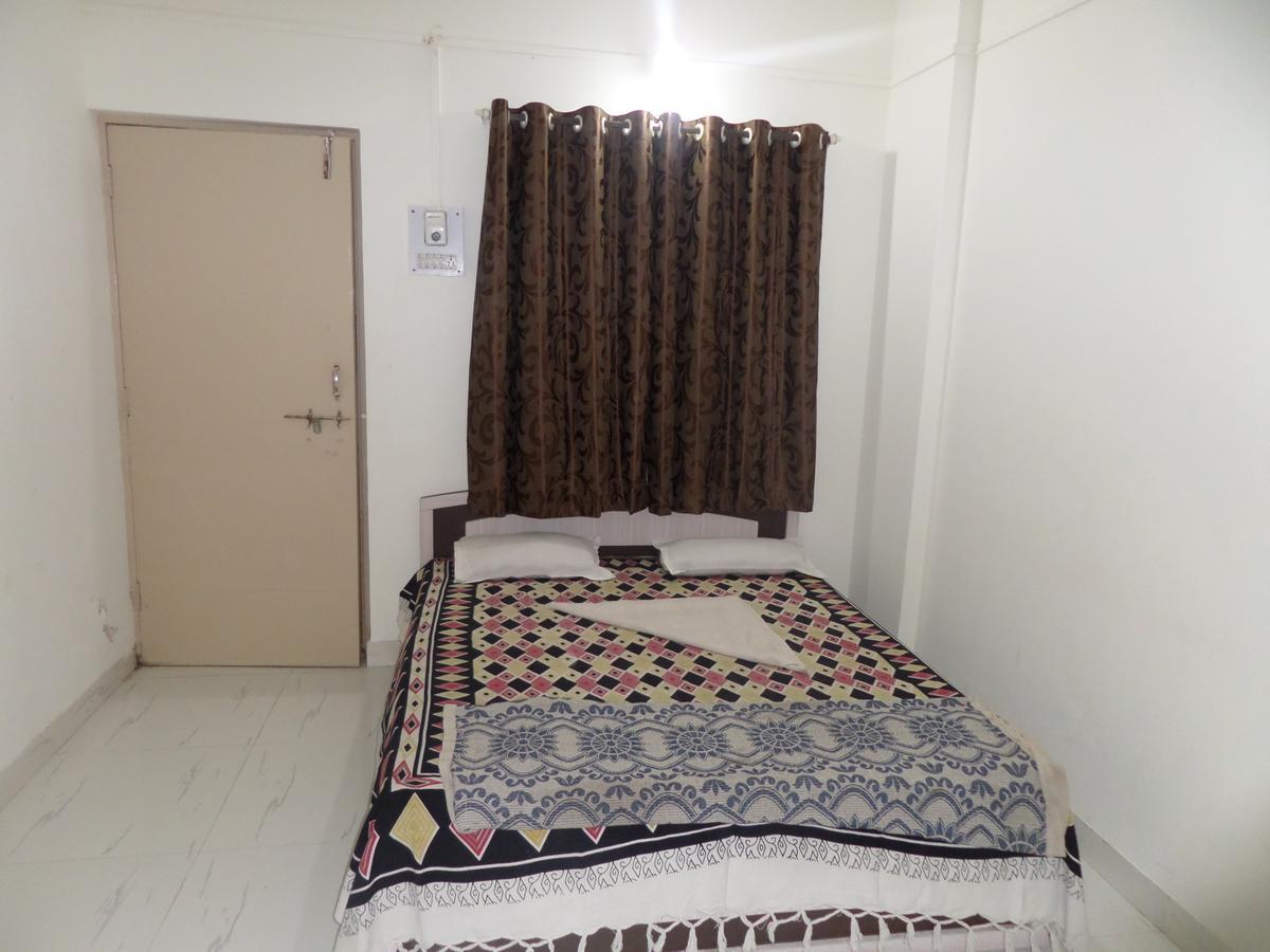 Hotel Royal Lodging Phursungi Esterno foto