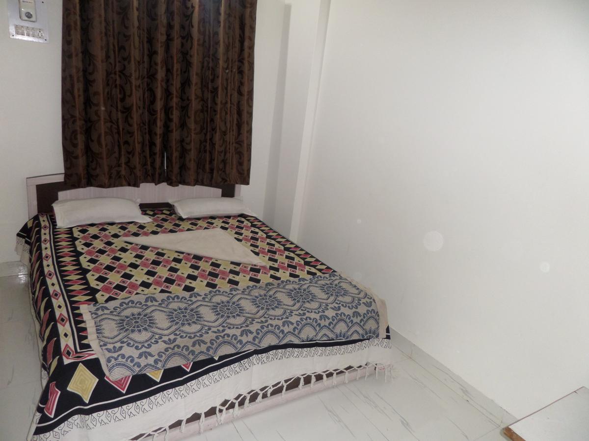 Hotel Royal Lodging Phursungi Esterno foto