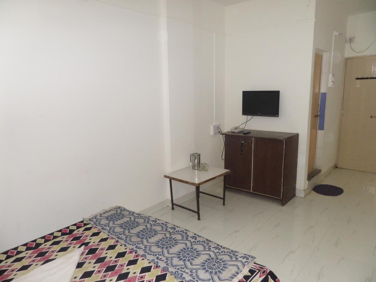 Hotel Royal Lodging Phursungi Esterno foto
